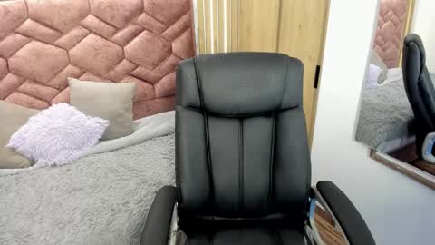 Snapshot of emma_ford1 chatting on October 9, 2025, 5:16 am Emma  online show from October 9, 2025, 5:16 am