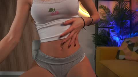 Snapshot of emma_land chatting on October 31, 2025, 3:29 am online show from October 31, 2025, 3:29 am