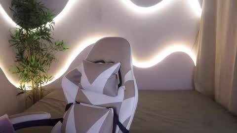 Snapshot of emma_lirys chatting on November 28, 2025, 5:21 am Emma online show from November 28, 2025, 5:21 am