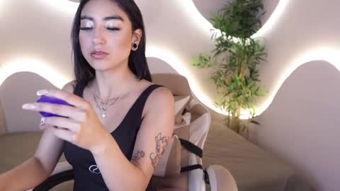 Snapshot of emma_lirys chatting on December 1, 2025, 4:50 am Emma online show from December 1, 2025, 4:50 am