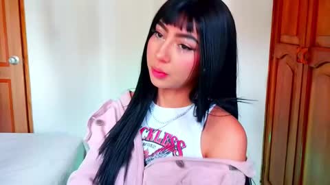 Snapshot of emma_web_ chatting on November 1, 2025, 4:20 pm Emma web online show from November 1, 2025, 4:20 pm