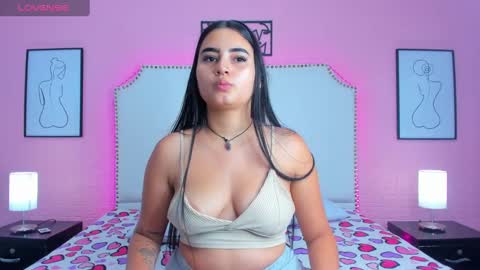 emma_whitee_ online show from November 1, 2025, 1:02 pm