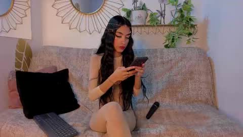 Emma Duque online show from November 1, 2025, 7:49 pm