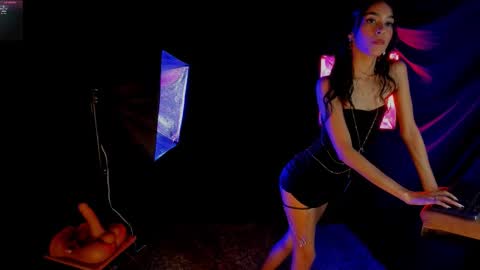 Emma Duque online show from December 15, 2025, 4:50 am