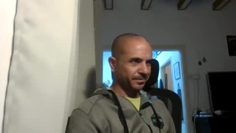 Ariel online show from November 2, 2025, 9:06 pm