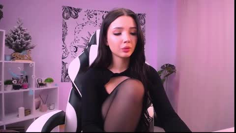 Snapshot of emmakeam_ chatting on December 29, 2024, 6:35 am Emma online show from December 29, 2024, 6:35 am