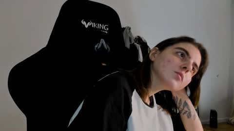 Snapshot of emmamon chatting on January 29, 2025, 8:35 pm Emma online show from January 29, 2025, 8:35 pm