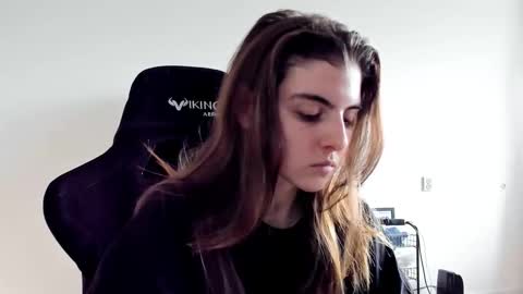 Snapshot of emmamon chatting on October 13, 2025, 10:37 am Emma online show from October 13, 2025, 10:37 am