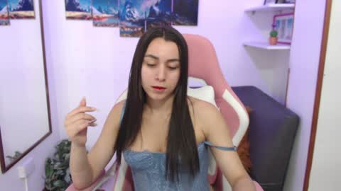 Snapshot of emmamyers_ chatting on January 17, 2025, 10:23 pm Emma  online show from January 17, 2025, 10:23 pm