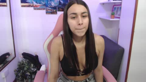 Snapshot of emmamyers_ chatting on February 6, 2025, 10:21 pm Emma  online show from February 6, 2025, 10:21 pm