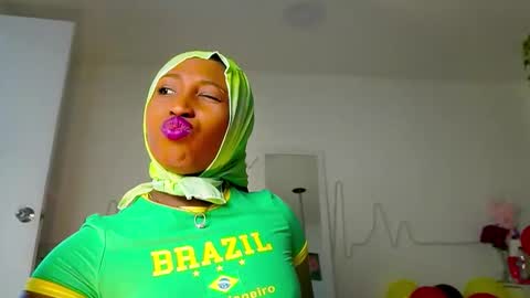 Snapshot of emmasanzoficial chatting on September 22, 2025, 11:45 am Sara online show from September 22, 2025, 11:45 am