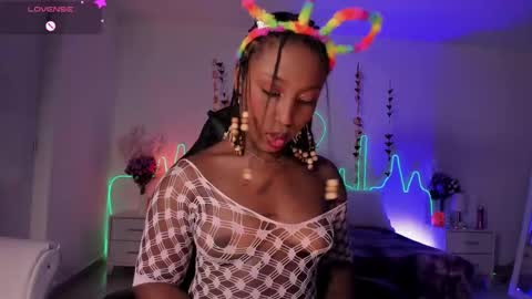 Snapshot of emmasanzoficial chatting on October 17, 2025, 11:35 am Sara online show from October 17, 2025, 11:35 am