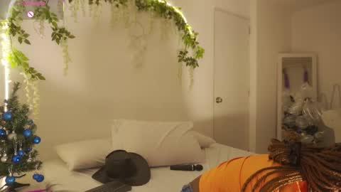 Snapshot of emmasanzoficial chatting on November 29, 2025, 11:35 am Sara online show from November 29, 2025, 11:35 am