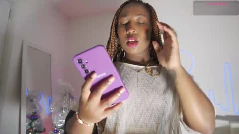 Snapshot of emmasanzoficial chatting on December 1, 2025, 12:10 pm Sara online show from December 1, 2025, 12:10 pm