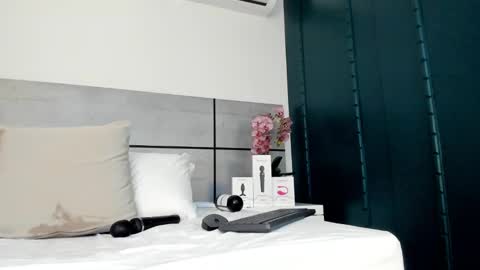 Snapshot of emmasmithh2 chatting on February 9, 2025, 8:22 am Emma online show from February 9, 2025, 8:22 am