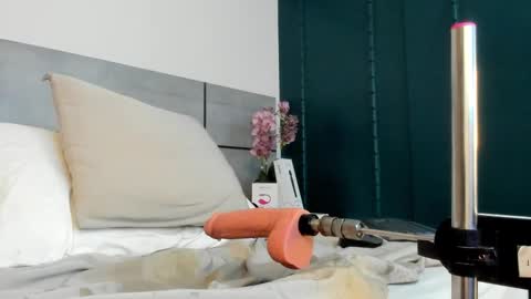 Snapshot of emmasmithh2 chatting on February 22, 2025, 8:29 am Emma online show from February 22, 2025, 8:29 am