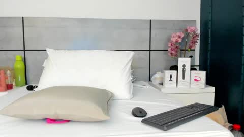 Snapshot of emmasmithh2 chatting on March 2, 2025, 5:23 am Emma online show from March 2, 2025, 5:23 am