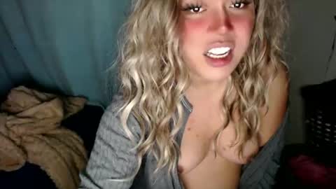 Snapshot of emmawatsoons chatting on November 25, 2025, 12:21 am YourDreamGirl Emma online show from November 25, 2025, 12:21 am