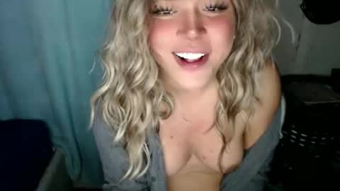 Snapshot of emmawatsoons chatting on December 1, 2025, 2:27 am YourDreamGirl Emma online show from December 1, 2025, 2:27 am