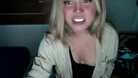 Snapshot of emmawatsoons chatting on December 3, 2025, 1:42 pm YourDreamGirl Emma online show from December 3, 2025, 1:42 pm