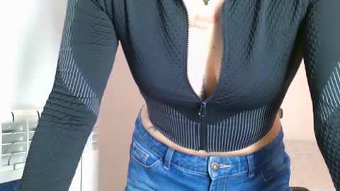 Snapshot of emmie_xxx chatting on February 14, 2025, 8:42 am emmie online show from February 14, 2025, 8:42 am