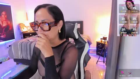 Snapshot of emperatrizmilf chatting on November 23, 2025, 6:35 am Emperatriz online show from November 23, 2025, 6:35 am