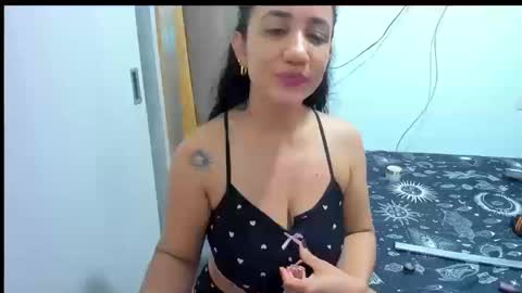 Snapshot of emperatriztapia chatting on October 19, 2025, 12:00 am emperatriztapia online show from October 19, 2025, 12:00 am