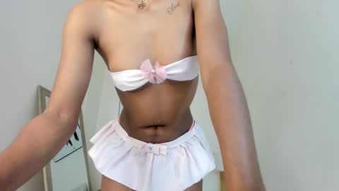 Snapshot of emy_barnert chatting on November 4, 2025, 12:37 pm Mili online show from November 4, 2025, 12:37 pm