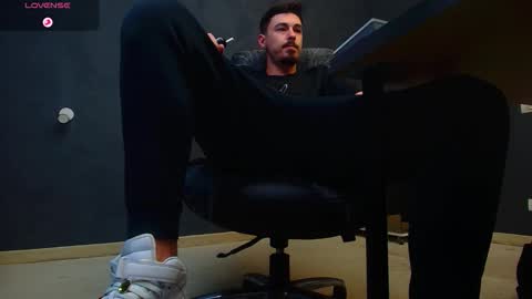 EnzoRace online show from October 7, 2025, 4:53 am