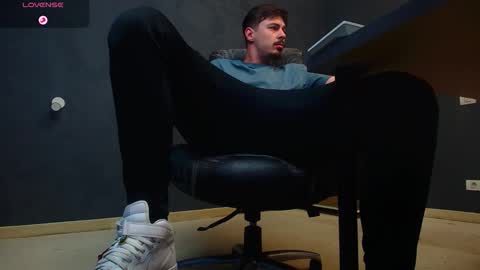 EnzoRace online show from November 1, 2025, 5:53 am