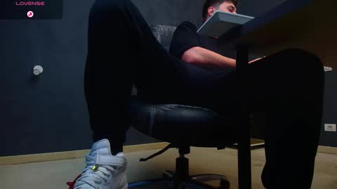 EnzoRace online show from November 2, 2025, 6:38 am