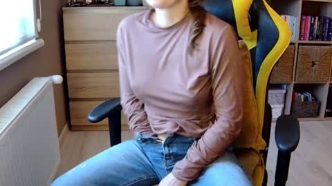 Snapshot of erotic_vibe chatting on December 23, 2024, 1:13 pm Melissa online show from December 23, 2024, 1:13 pm