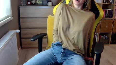 Snapshot of erotic_vibe chatting on February 5, 2025, 4:36 pm Melissa online show from February 5, 2025, 4:36 pm