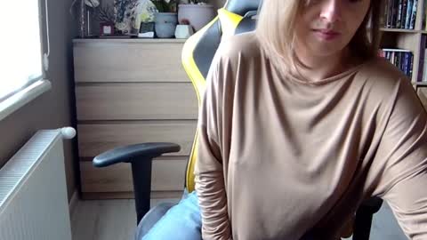 Snapshot of erotic_vibe chatting on February 9, 2025, 11:14 am Melissa online show from February 9, 2025, 11:14 am