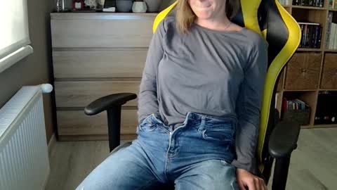 Snapshot of erotic_vibe chatting on February 10, 2025, 5:41 pm Melissa online show from February 10, 2025, 5:41 pm