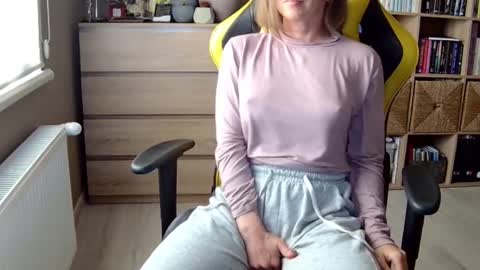 Snapshot of erotic_vibe chatting on February 11, 2025, 2:13 pm Melissa online show from February 11, 2025, 2:13 pm