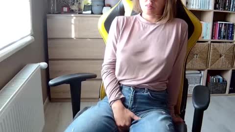 Snapshot of erotic_vibe chatting on February 12, 2025, 12:44 pm Melissa online show from February 12, 2025, 12:44 pm