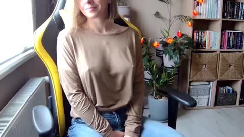 Snapshot of erotic_vibe chatting on February 14, 2025, 8:10 am Melissa online show from February 14, 2025, 8:10 am
