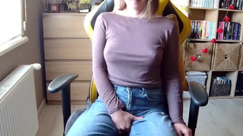 Snapshot of erotic_vibe chatting on February 24, 2025, 2:15 pm Melissa online show from February 24, 2025, 2:15 pm