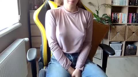 Snapshot of erotic_vibe chatting on February 28, 2025, 12:20 pm Melissa online show from February 28, 2025, 12:20 pm