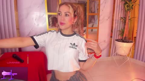 Snapshot of erotik_lady chatting on February 28, 2025, 9:44 pm TINY online show from February 28, 2025, 9:44 pm
