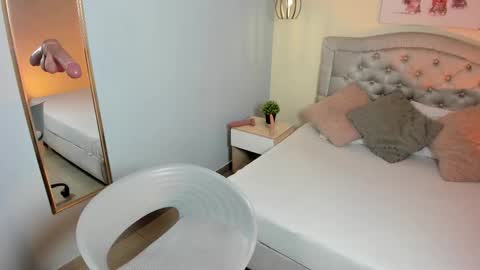 Escarlet online show from October 10, 2025, 1:32 pm