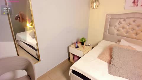 Escarlet online show from November 19, 2025, 12:38 pm