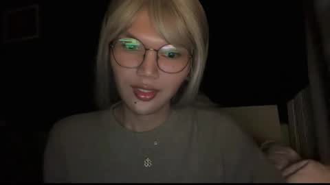 Snapshot of esilchan chatting on November 18, 2025, 5:34 am Chelliane online show from November 18, 2025, 5:34 am