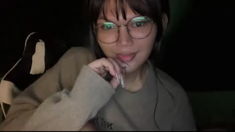 Snapshot of esilchan chatting on December 4, 2025, 1:48 am Chelliane online show from December 4, 2025, 1:48 am