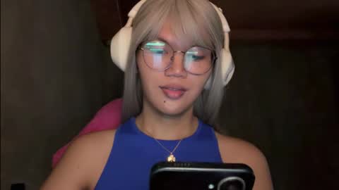 Snapshot of esilchan chatting on December 17, 2025, 12:38 am Chelliane online show from December 17, 2025, 12:38 am