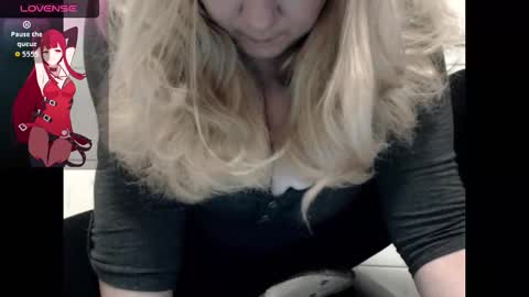 Snapshot of esra4u chatting on October 9, 2025, 6:28 pm Esra online show from October 9, 2025, 6:28 pm