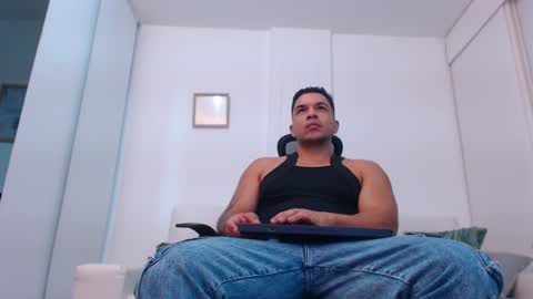 Snapshot of esteban_de_louise chatting on March 4, 2025, 10:24 am ESTEBAN online show from March 4, 2025, 10:24 am