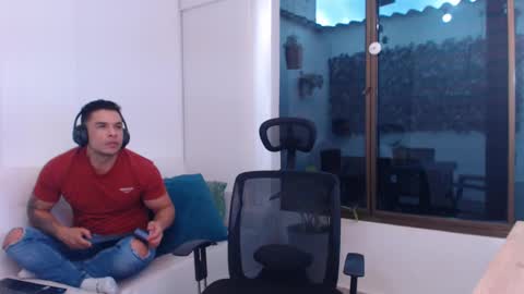 Snapshot of esteban_de_louise chatting on March 5, 2025, 8:32 pm ESTEBAN online show from March 5, 2025, 8:32 pm