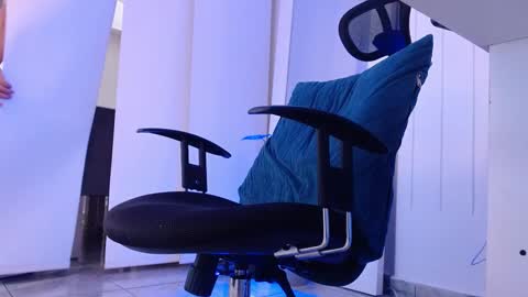 Snapshot of esteban_de_louise chatting on March 8, 2025, 6:47 pm ESTEBAN online show from March 8, 2025, 6:47 pm